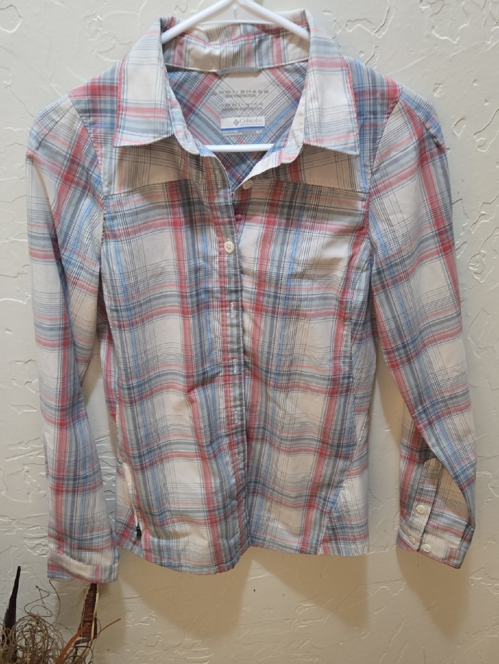Columbia Omni-Shade Pink, Blue, White, Gray Plaid Button-Up Shirt